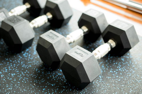 picture of 20 lb and 25 lb dumbbells at commercial gym