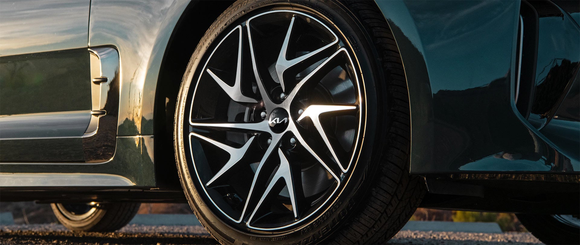 alloy wheels on the 2022 kia stinger